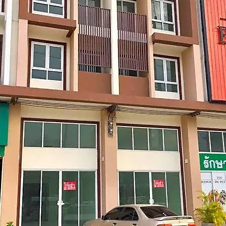 Hostbox Bangkok - King Quadruple Room